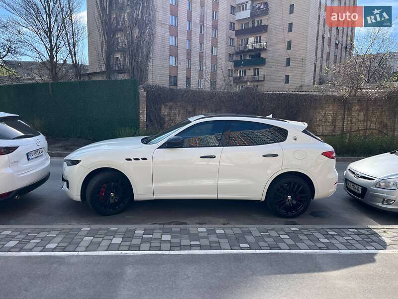Внедорожник / Кроссовер Maserati Levante 2016 в Киеве