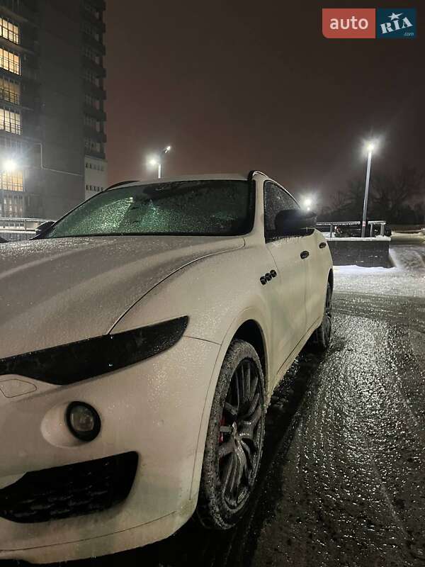 Внедорожник / Кроссовер Maserati Levante 2016 в Киеве
