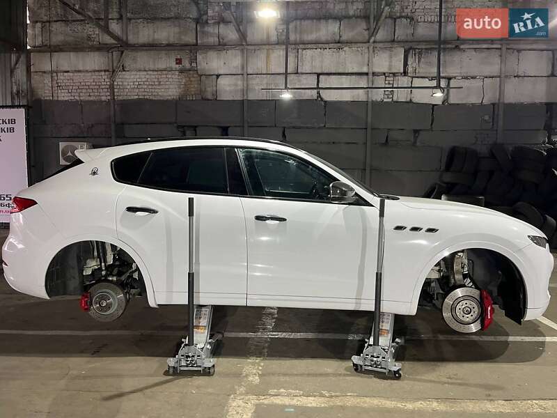 Внедорожник / Кроссовер Maserati Levante 2016 в Киеве