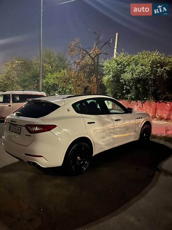 Внедорожник / Кроссовер Maserati Levante 2016 в Киеве