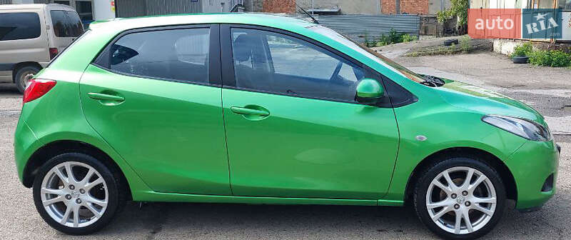 Хетчбек Mazda 2 2008 в Чернівцях