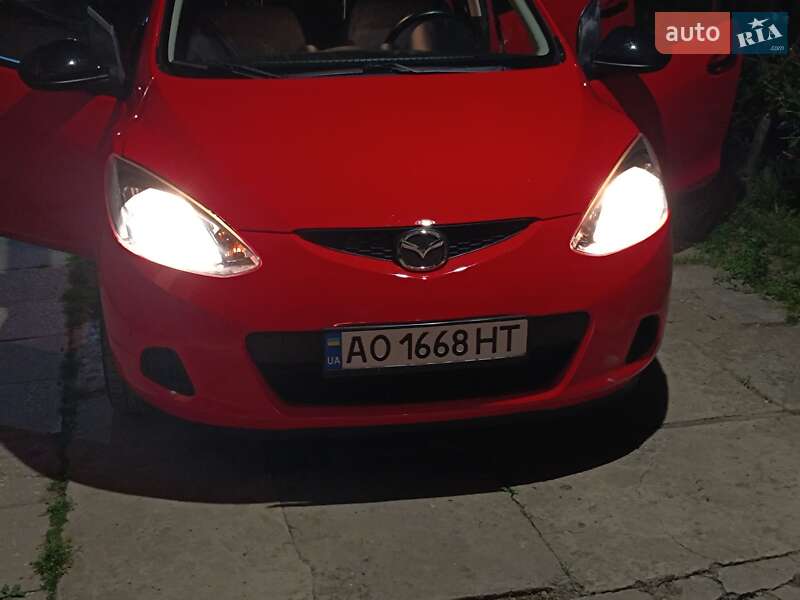 Хэтчбек Mazda 2 2010 в 