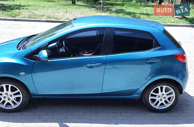 Хэтчбек Mazda 2 2011 в 