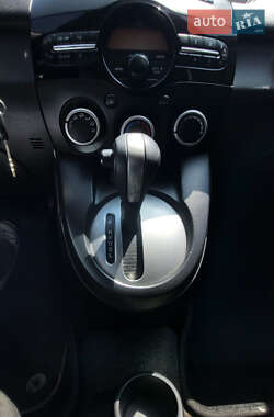 Хэтчбек Mazda 2 2011 в 