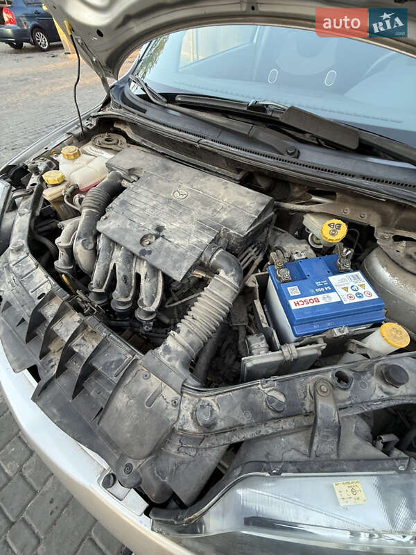 Хэтчбек Mazda 2 2004 в Каменец-Подольском