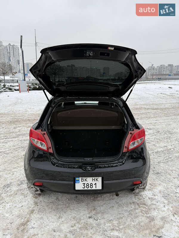 Хэтчбек Mazda 2 2011 в Киеве