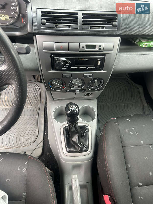 Хетчбек Mazda 2 2004 в Снятині