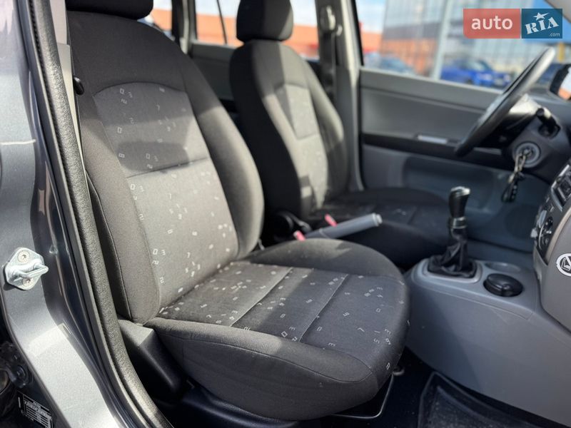 Хэтчбек Mazda 2 2004 в Киеве