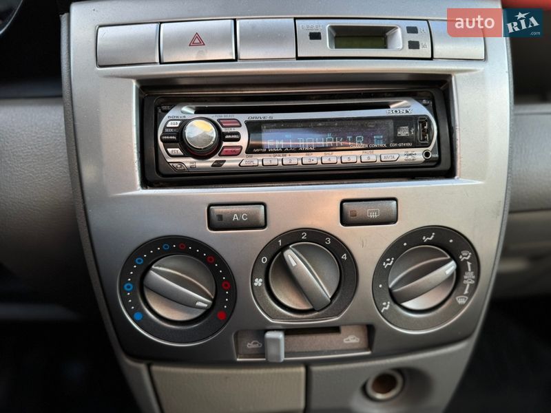 Хэтчбек Mazda 2 2004 в Киеве