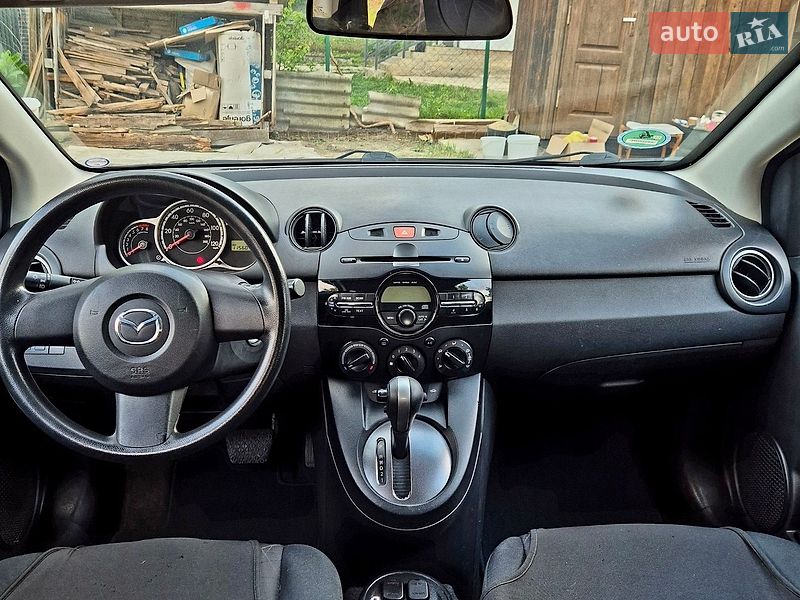 Хетчбек Mazda 2 2014 в Чернівцях