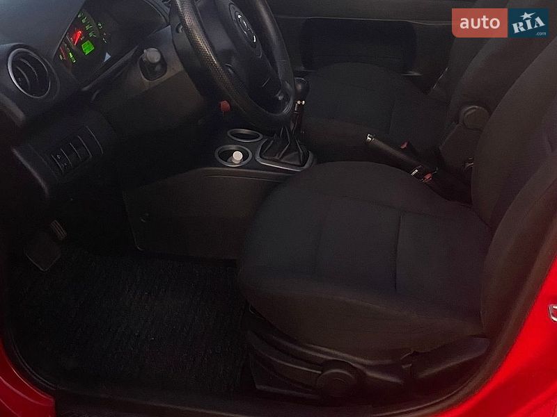 Хэтчбек Mazda 2 2005 в Десне