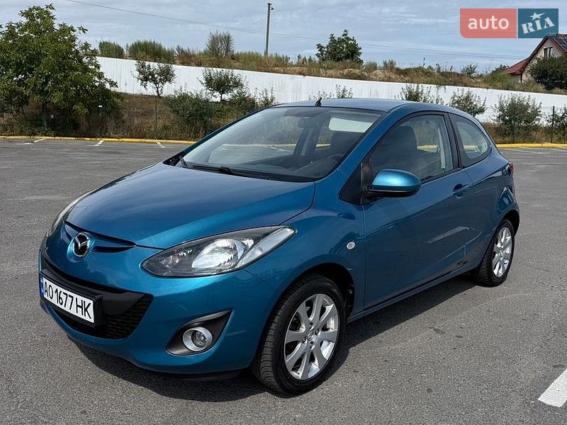 Седан Mazda 2 2012 в Ужгороде