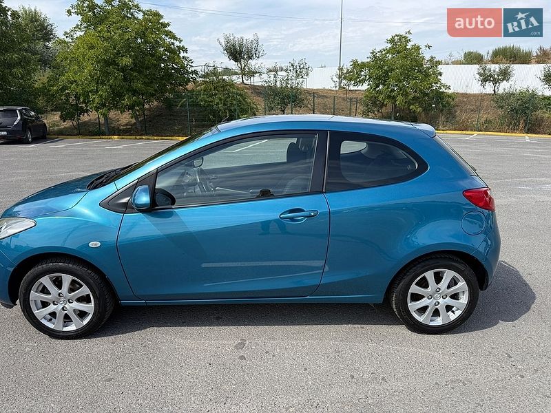 Седан Mazda 2 2012 в Ужгороде
