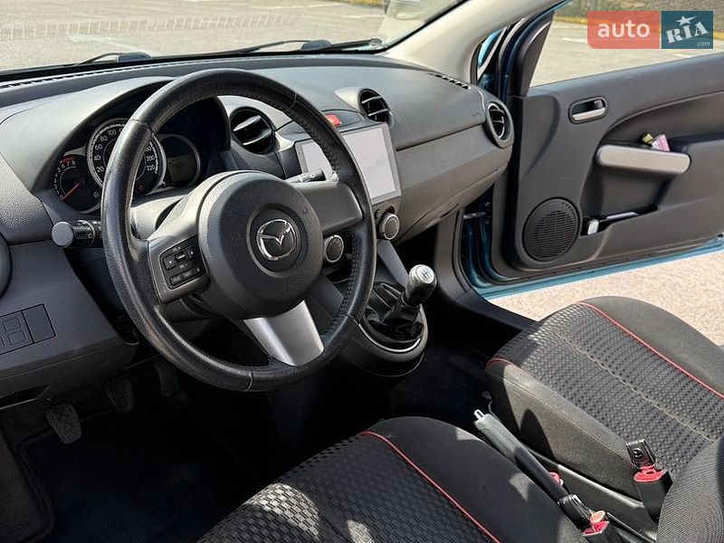 Седан Mazda 2 2012 в Ужгороде