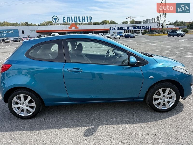 Седан Mazda 2 2012 в Ужгороде