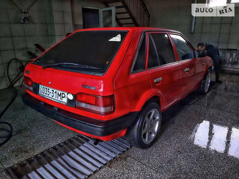 Хетчбек Mazda 323 1988 в Чернівцях