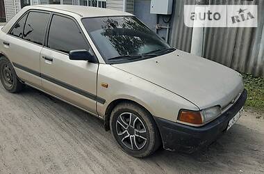 Седан Mazda 323 1993 в Тростянце