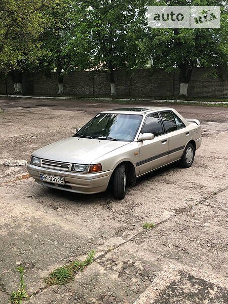 Седан Mazda 323 1994 в Ровно