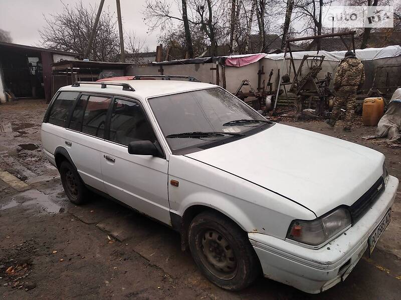 Седан Mazda 323 1988 в Чернигове