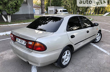 Седан Mazda 323 1995 в Ровно
