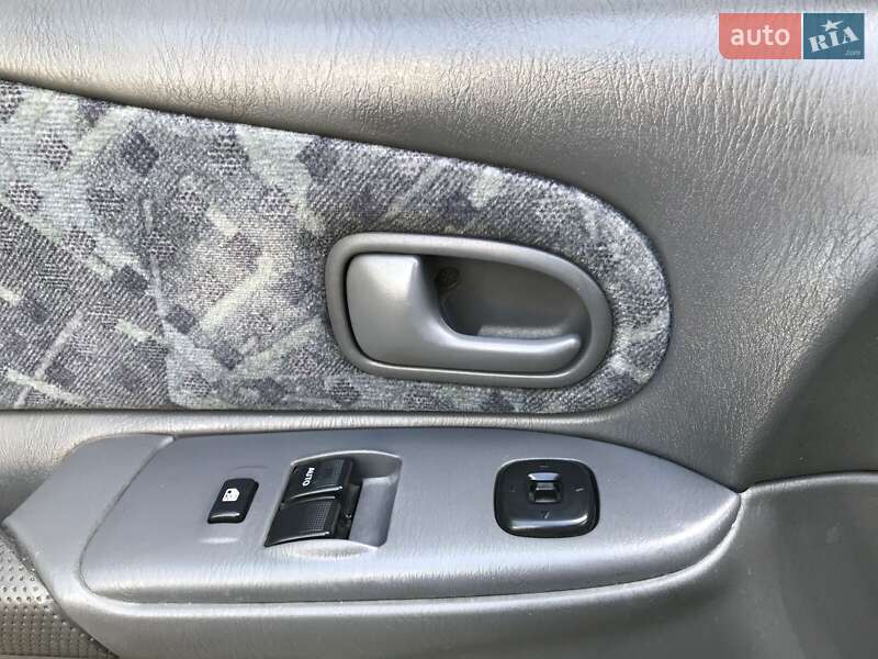 Хэтчбек Mazda 323 2001 в Львове