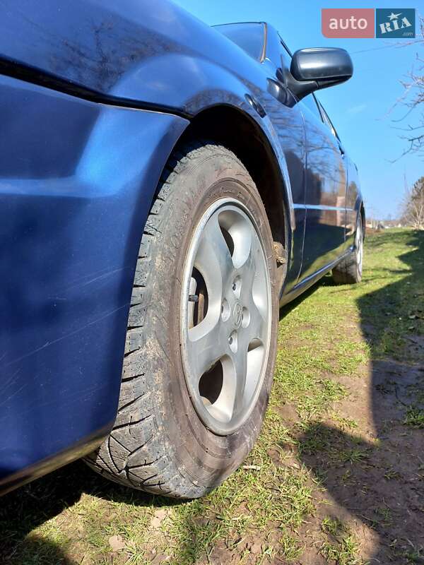 Седан Mazda 323 2000 в Николаеве