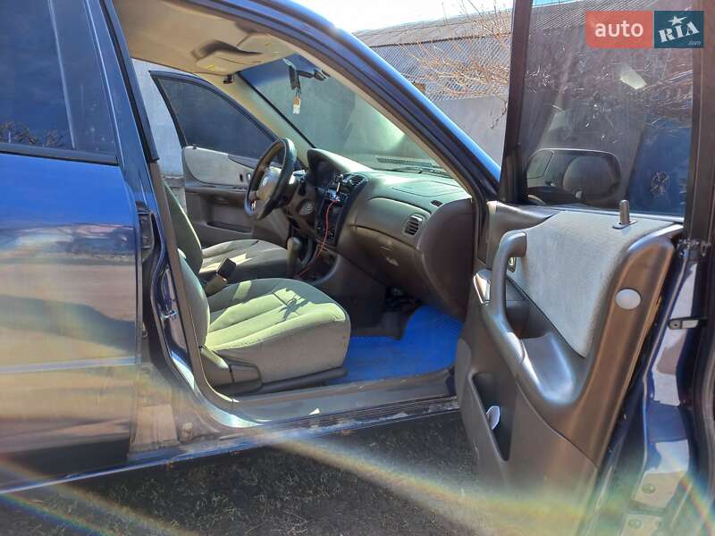 Седан Mazda 323 2000 в Николаеве