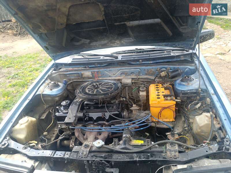 Седан Mazda 323 1987 в Хотине