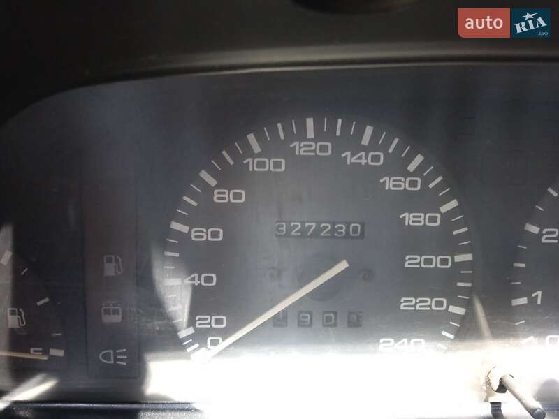 Седан Mazda 323 1990 в Радомышле