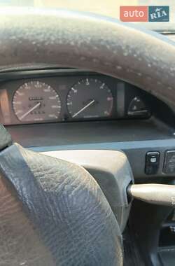 Седан Mazda 323 1993 в Киеве