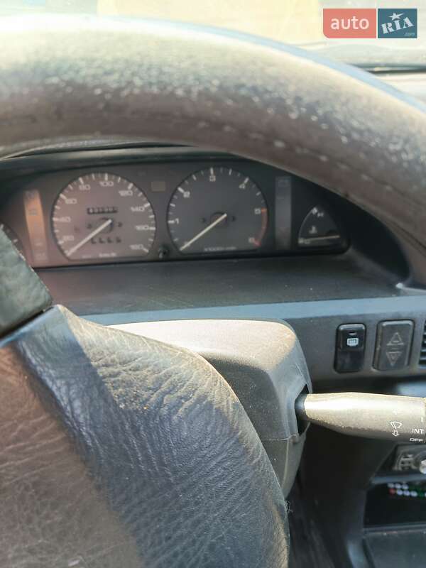 Седан Mazda 323 1993 в Киеве