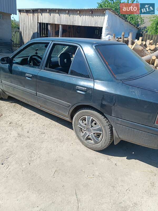 Седан Mazda 323 1993 в Киеве