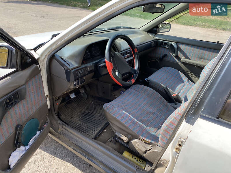 Седан Mazda 323 1992 в Олександрії