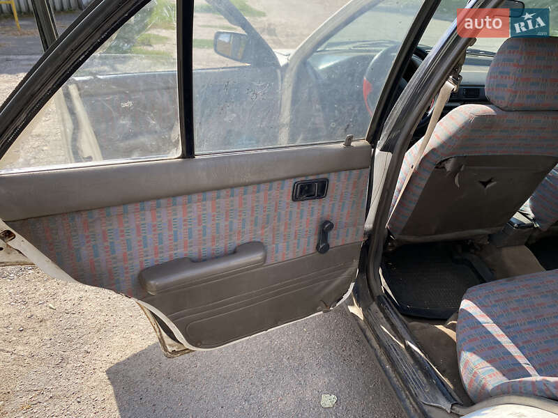 Седан Mazda 323 1992 в Олександрії