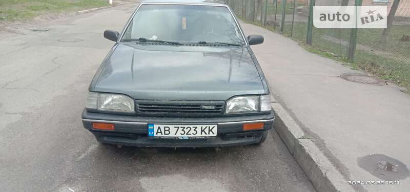Седан Mazda 323 1988 в Вінниці