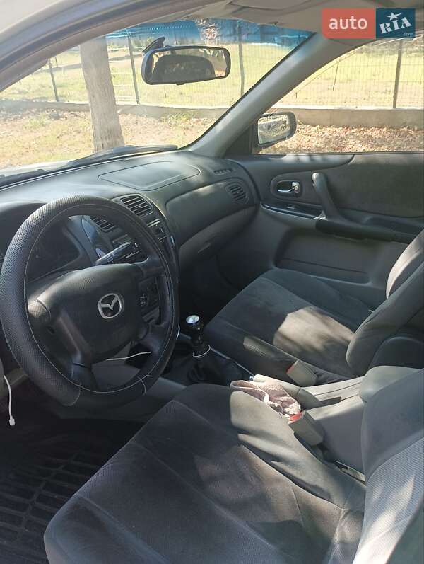 Седан Mazda 323 2001 в Черновцах