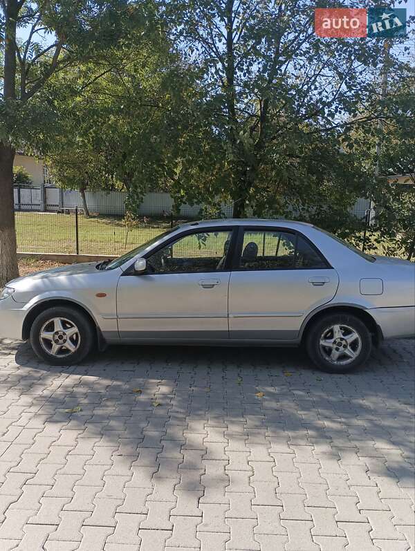 Седан Mazda 323 2001 в Черновцах