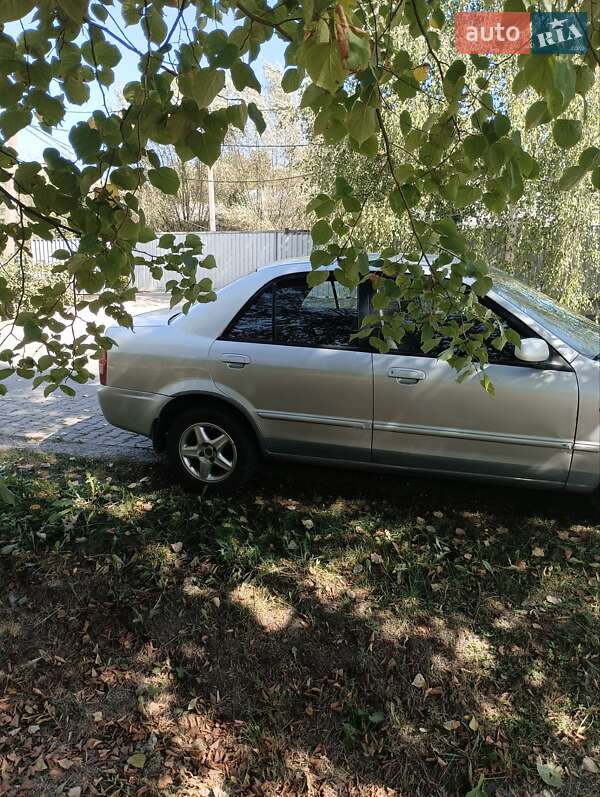Седан Mazda 323 2001 в Черновцах