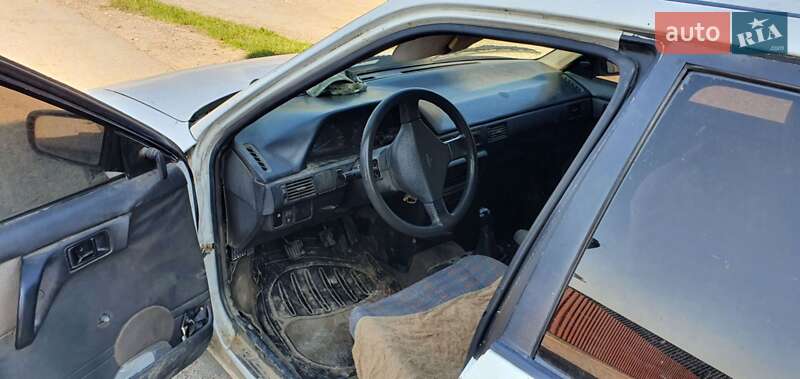Седан Mazda 323 1993 в Черновцах