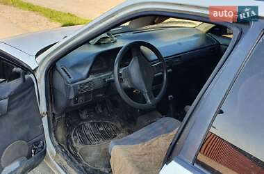 Седан Mazda 323 1993 в 