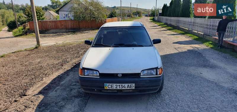 Седан Mazda 323 1993 в Черновцах