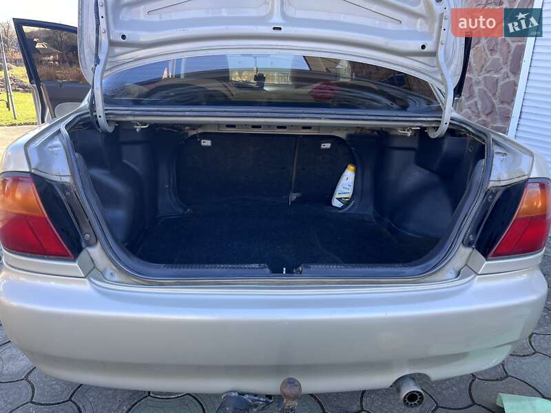 Седан Mazda 323 1996 в Ивано-Франковске