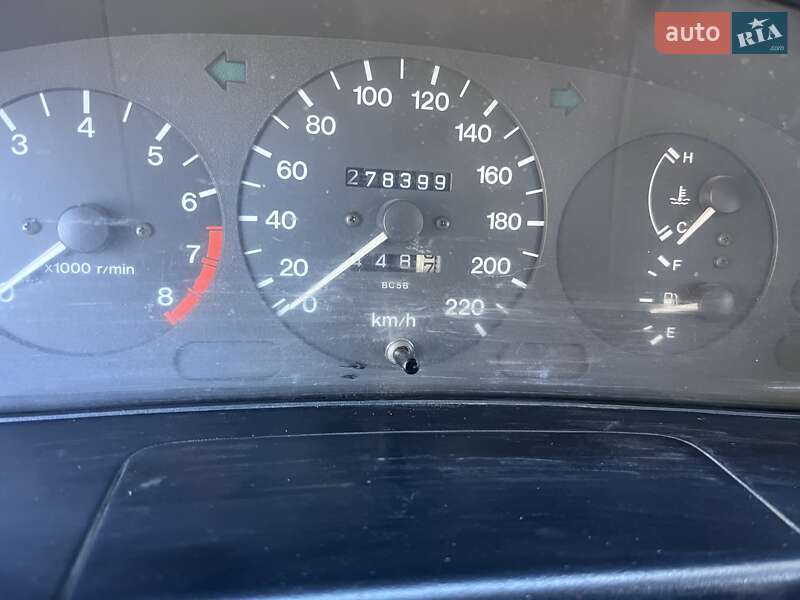 Седан Mazda 323 1996 в Ивано-Франковске