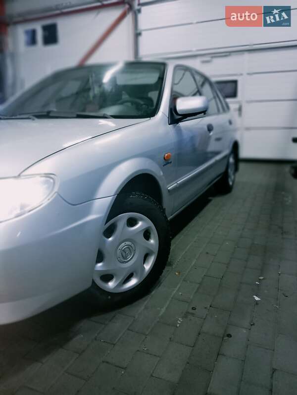 Хэтчбек Mazda 323 2001 в Киеве