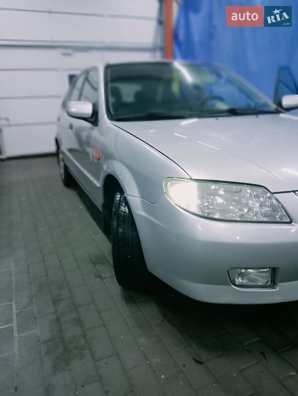 Хэтчбек Mazda 323 2001 в Киеве