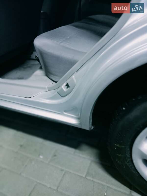 Хэтчбек Mazda 323 2001 в Киеве