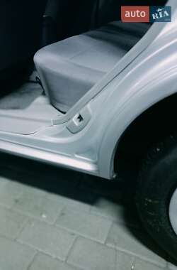 Хэтчбек Mazda 323 2001 в 