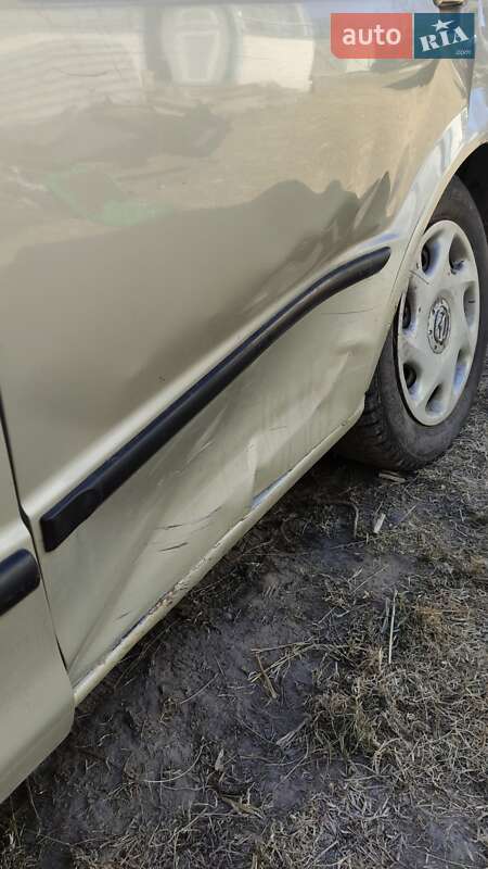 Седан Mazda 323 1999 в 
