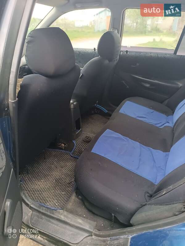 Хэтчбек Mazda 323 2000 в Рудки