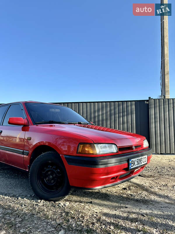 Седан Mazda 323 1992 в Вараші